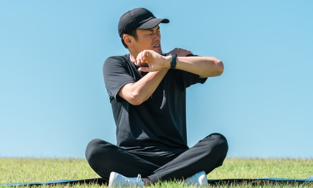 腱板損傷で左肩が上がらない男性