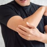 肘が痛む男性