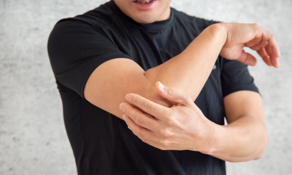 肘が痛む男性